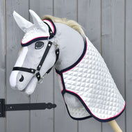Set Beautiful Star od Hobby Horse LarDen zahŕňa plyšovú hračku Hobby Horse s bielou prešívanou dekou, čiernou uzdečkou a súpravou čabraky, stojacu pri drevenom plote pre štýlovú a chránenú imaginatívnu hru.