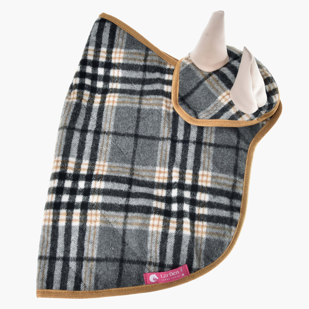 Set England Grey od Hobby Horse LarDen, sivo-čierno-béžová károvaná konská deka so svetlohnedým lemovaním, prehodená cez krk a uši modelu koňa – ideálna ako štýlová dekorácia alebo jedinečná alternatíva k čabrake.