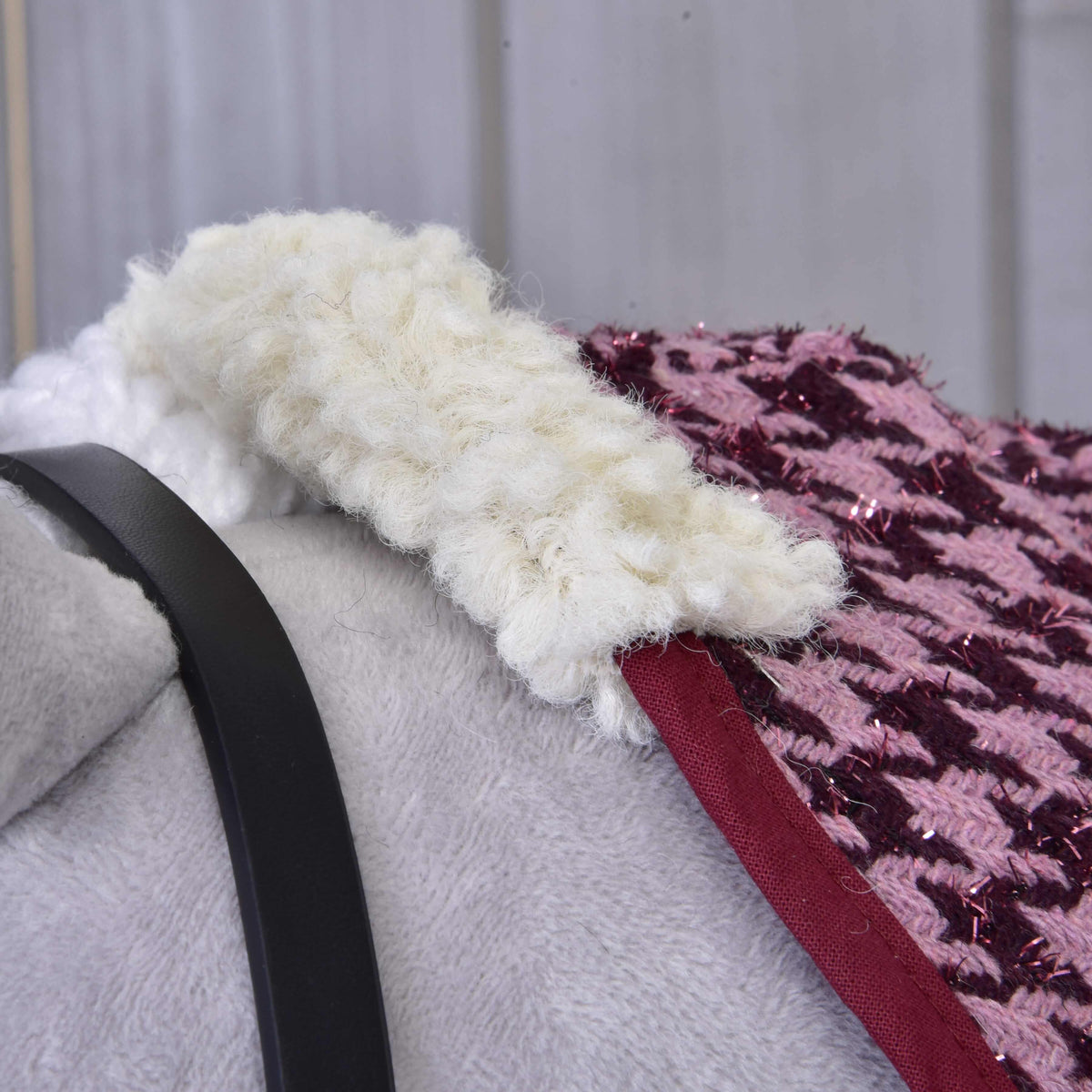 Detailný záber na Set Harmony Elsa od Hobby Horse LarDen – mäkká sivá stajňová deka s čiernym remienkom ohlávky, so silným krémovým vlneným lemom a ružovo-fialovou trblietavou tkanou látkou. Teplé, jemne rozmazané pozadie podčiarkuje jej vzhľad.