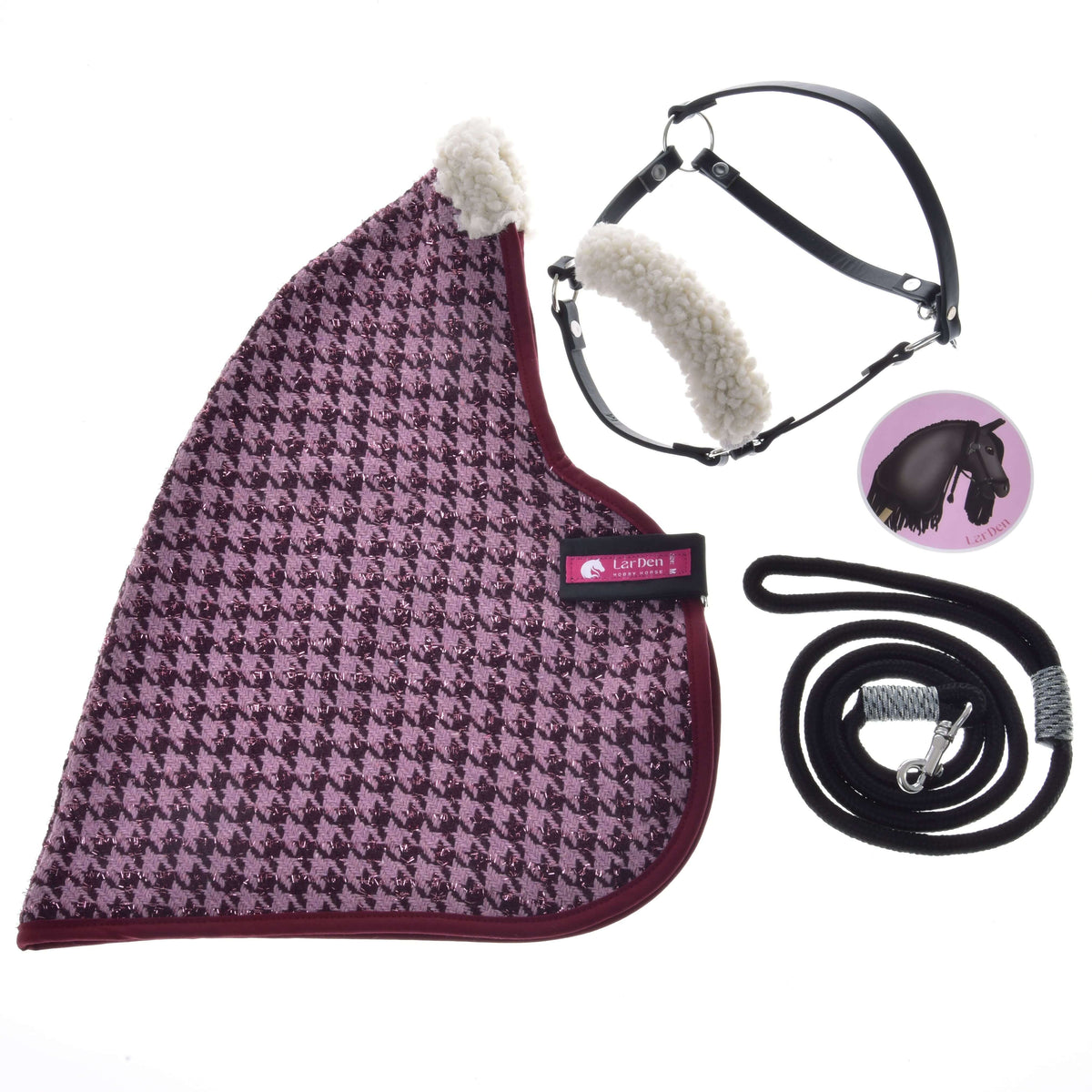 Set Harmony Elsa od Hobby Horse LarDen obsahuje fialovú stajňovú deku so vzorom kohútej stopy, čiernu ohlávku s fleecovým polstrovaním, čierne vodidlo a samolepku s koňom – ideálny pre každého nadšenca do Hobby Horse.