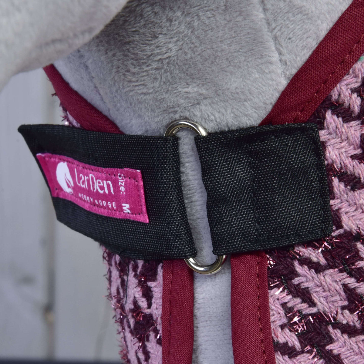 Detailný záber na psí postroj Set Harmony Elsa od Hobby Horse LarDen s vínovou a ružovou tkanou látkou, čiernym popruhom s kovovým krúžkom a ružovým štítkom LarDen M, navrhnutý v štýle pevnej konskej ohlávky.