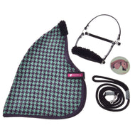 Set Harmony Green od Hobby Horse LarDen rozložený naplocho: zeleno-čierna stajňová deka so vzorom kohútej stopy, čierna ohlávka s fleecovým polstrovaním, čierne vodidlo so striebornou karabínou a okrúhly odznak s ilustráciou koňa.
