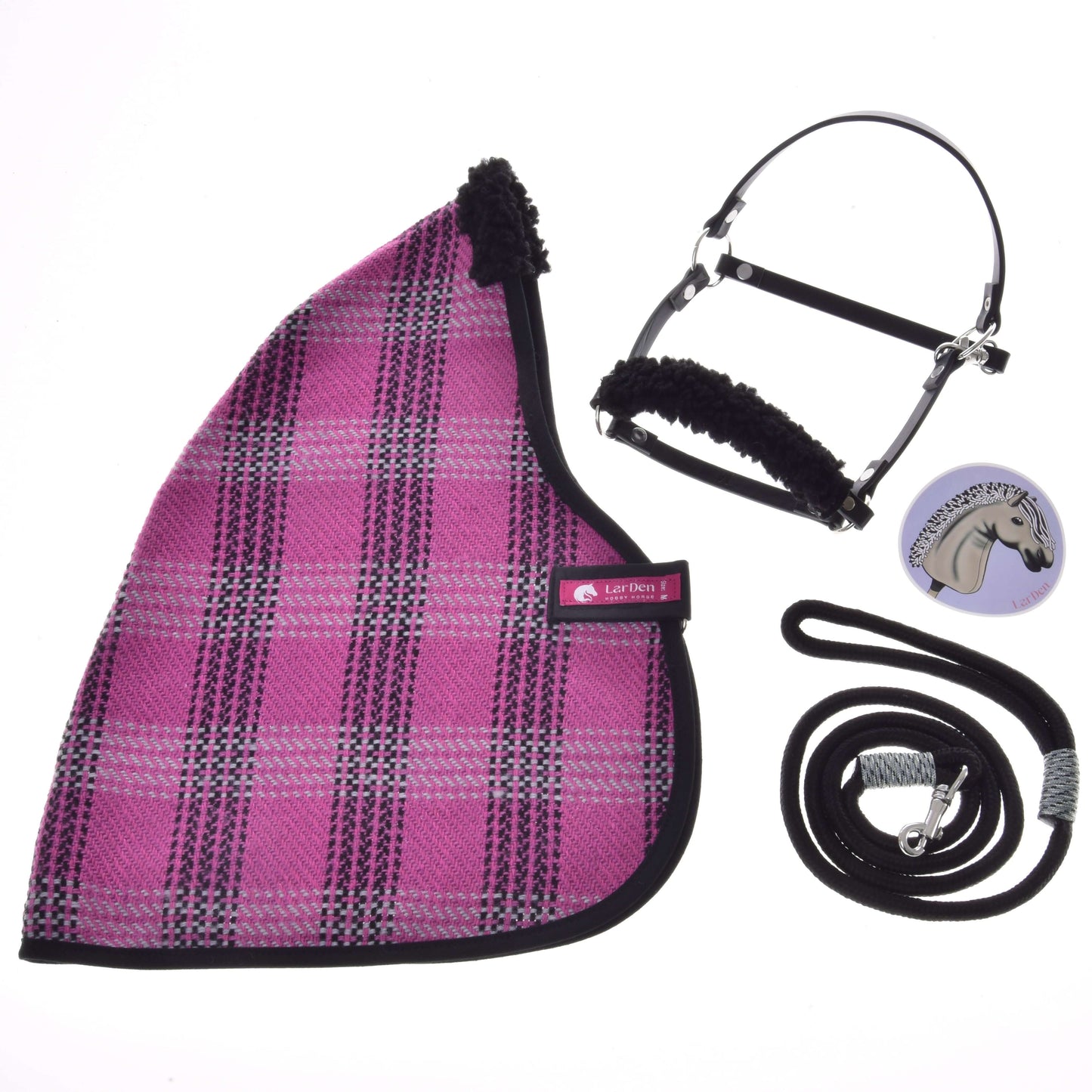 Set Harmony Pink od Hobby Horse LarDen obsahuje růžovo-černou kostkovanou stájovou deku, černou ohlávku s chlupatou podšívkou, ladící vodítko a odznak s koněm – ideální pro každého fanouška Hobby Horse.