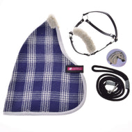 Set Harmony Victory od Hobby Horse LarDen obsahuje modrú károvanú stajňovú deku, čiernu ohlávku s bielym fleecom, stočené čierne vodidlo s kovovou karabínou a okrúhly odznak s konskou hlavou na bielom pozadí.