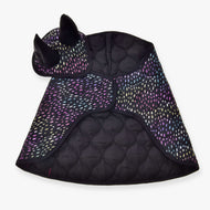 Set Dreamy od Hobby Horse LarDen obsahuje čierny prešívaný plášť s viacfarebnými bodkami a ladiacu čabraku s dvoma špicatými čiernymi rohmi, obe zobrazené naplocho na bielom pozadí.