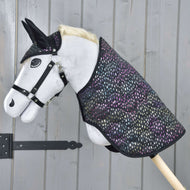 Set Dreamy od Hobby Horse LarDen na Hobby Horse s bielym telom, čiernou uzdečkou a ušami a farebnou bodkovanou dekou, zobrazený pred sivou drevenou stenou.