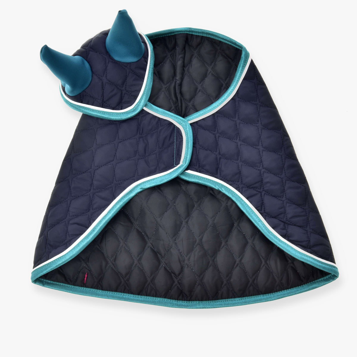 Set Supreme Turquoise od Hobby Horse LarDen, prešívaný tmavomodrý plášť s tyrkysovým lemom a kapucňou s dvoma látkovými rohmi, ideálny ako hravá deka pre Hobby Horse alebo na použitie v nápaditej súprave s čabrakou.