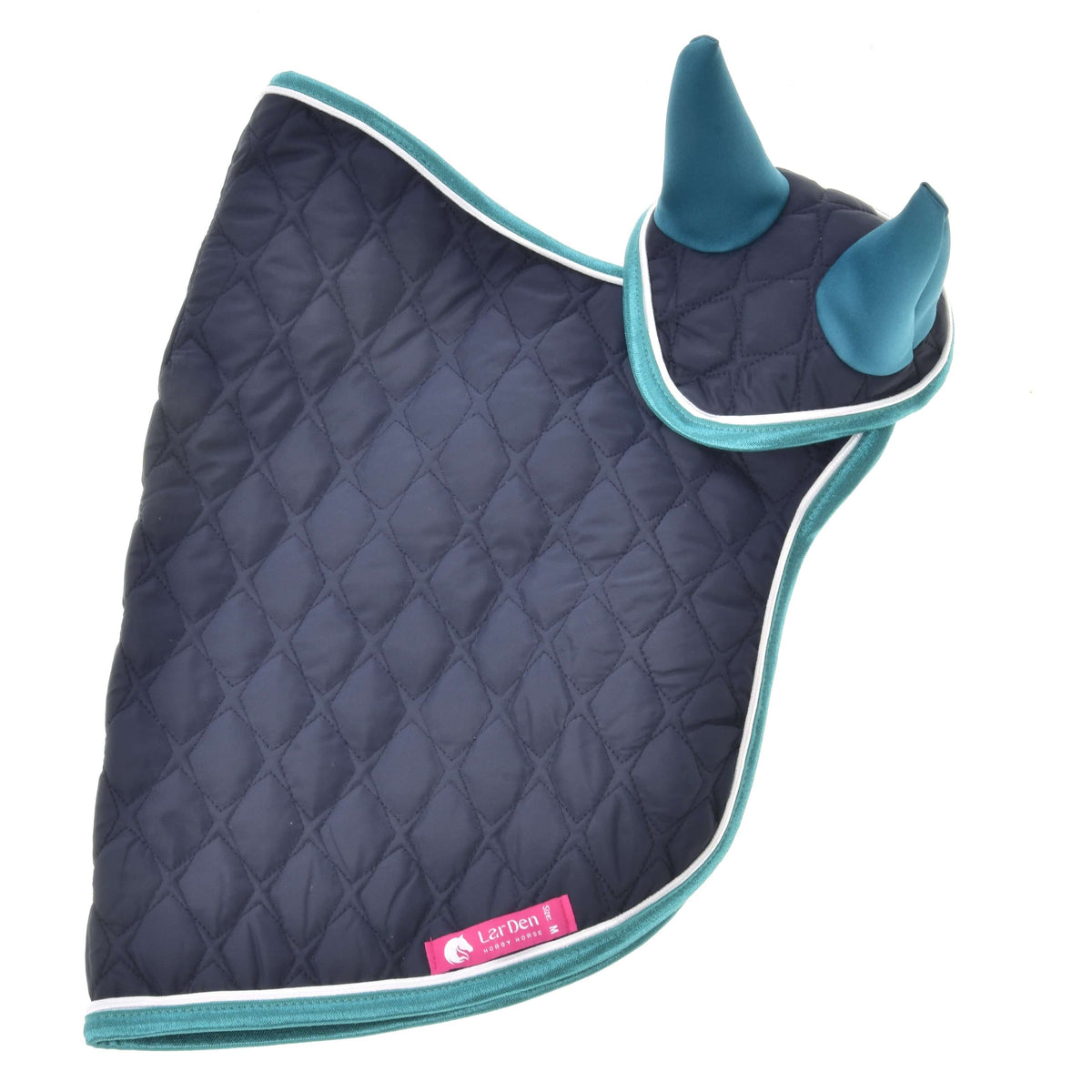 Set Supreme Turquoise od Hobby Horse LarDen, prešívaný tmavomodrý kabátik pre psa s tyrkysovým lemom, dvoma špicatými krytmi uší a ružovým štítkom LarDen, položený naplocho na bielom pozadí.