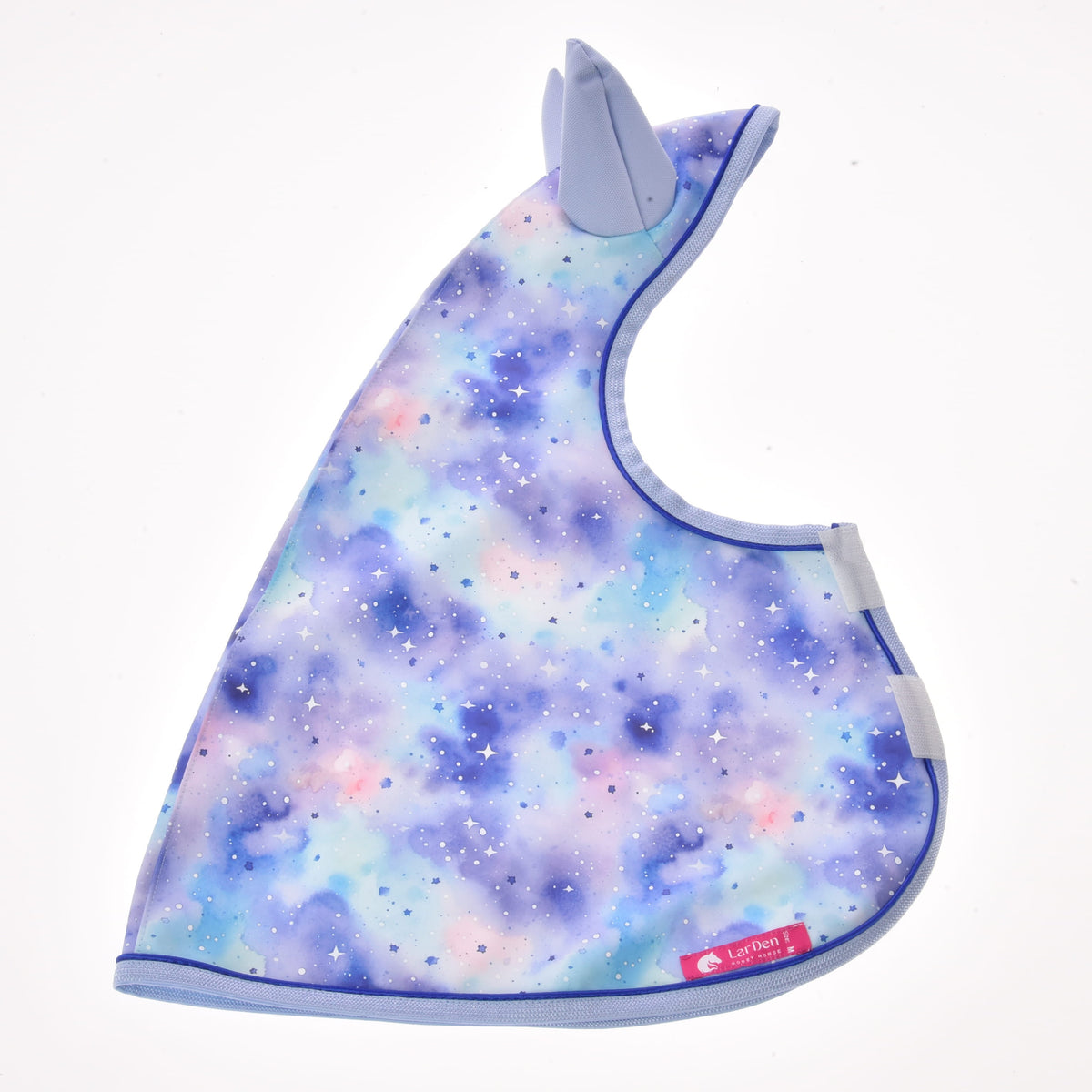 Hobby Horse LarDen „Pláštenka Space“ je pastelový podbradník s galaktickým vzorom, jednorožčím rohom a ušami, levanduľovým lemom a pásikmi na suchý zips – ideálny na dodanie hravosti tvojim doplnkom pre Hobby Horse.