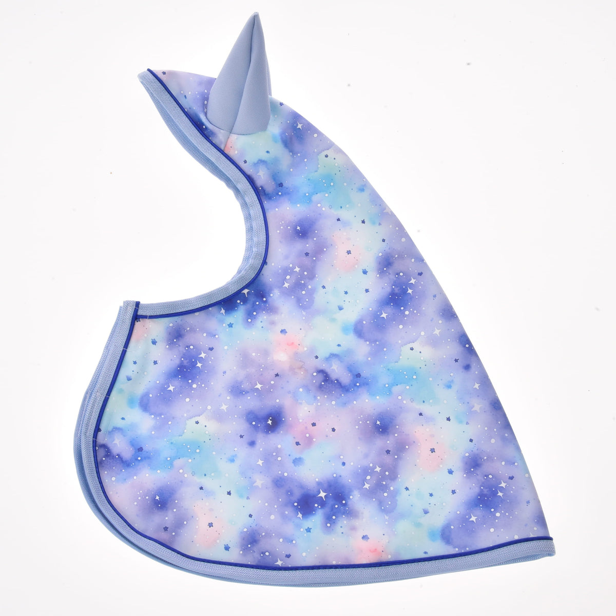 Hobby Horse LarDen Pláštenka Space s pastelovým galaktickým vzorom s bielymi hviezdami, jednorožčím rohom hore a svetlomodrým lemom na bielom podklade. Táto hravá pláštenka do každého počasia slúži zároveň ako roztomilý doplnok pre Hobby Horse.