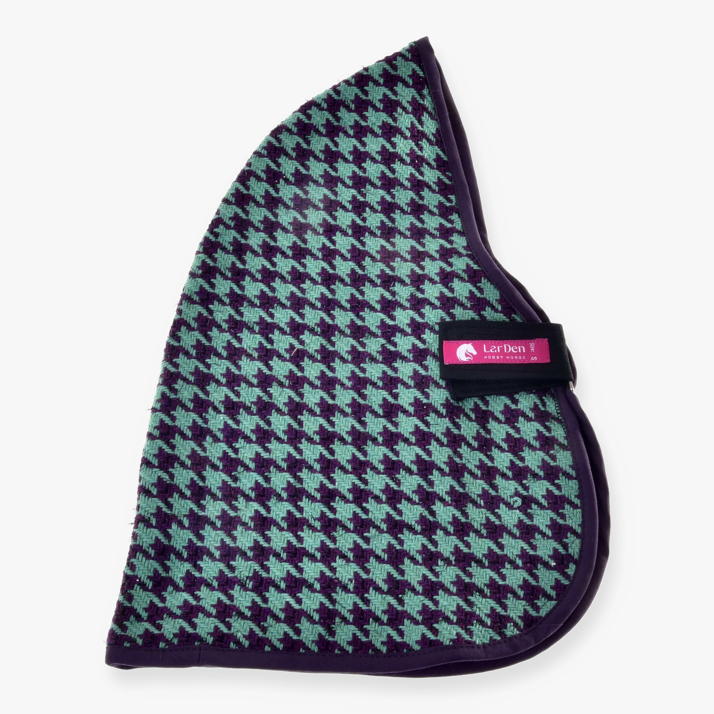 Deka stajňová Green od Hobby Horse LarDen s petrolejovým a čiernym kohútím vzorom, zakriveným tvarom, tmavým lemom, čiernym popruhom a ružovým štítkom LarDen — perfektná ako štýlový a jedinečný odevný doplnok.