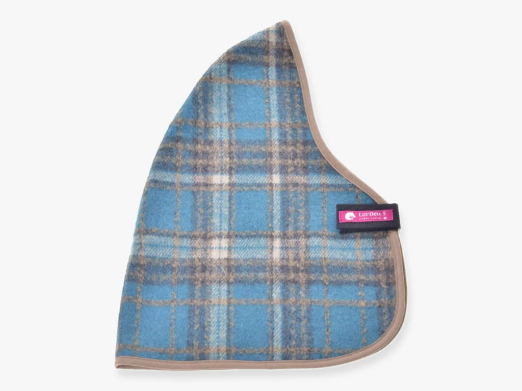 Deka stajňová Scottish Cube od Hobby Horse LarDen, modro-béžová károvaná látka so zaoblenými trojuholníkovými okrajmi, taupe lemom a malým ružovo-čiernym štítkom našitým na jednej strane.