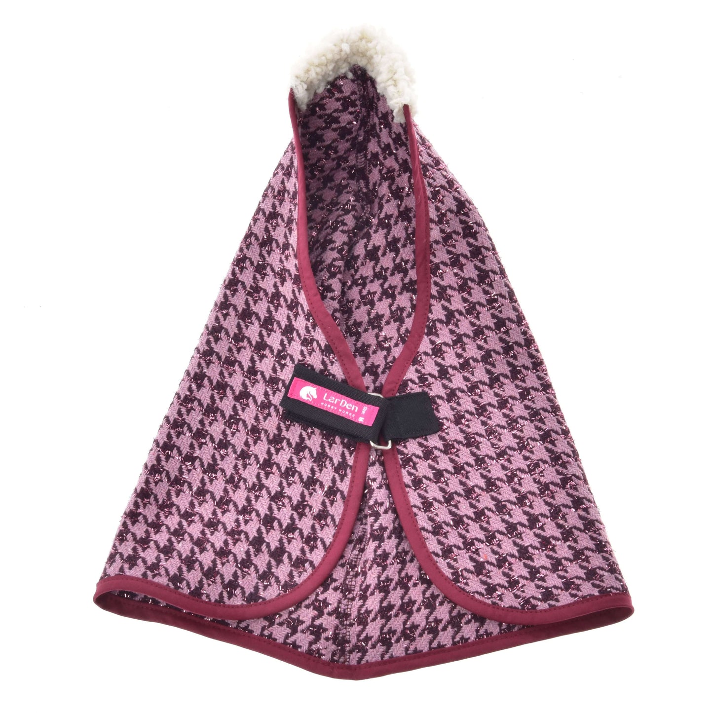 Deka stajňová Winter Magic od Hobby Horse LarDen z ružovej a čiernej PES látky so vzorom kohútej stopy, s vínovým lemovaním, nadýchaným bielym golierom, čiernym zapínaním na popruh a ružovým štítkom Loff Petit – ideálna na dodanie elegantného štýlu tvojmu Hobby Horse.