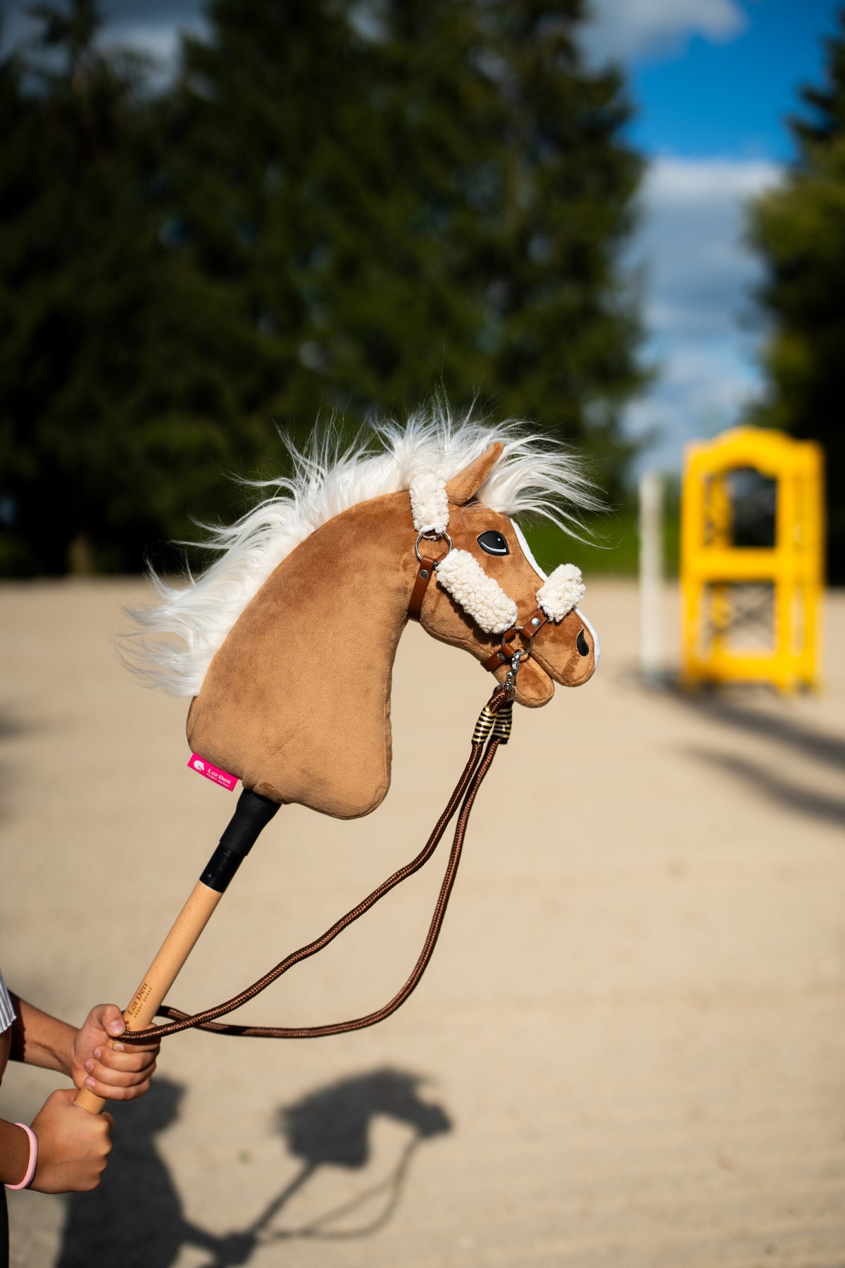 Opraty Hobby Horse Vivaldi z hnedého lana na svetlohnedom Hobby Horse s bielou hrivou vonku
