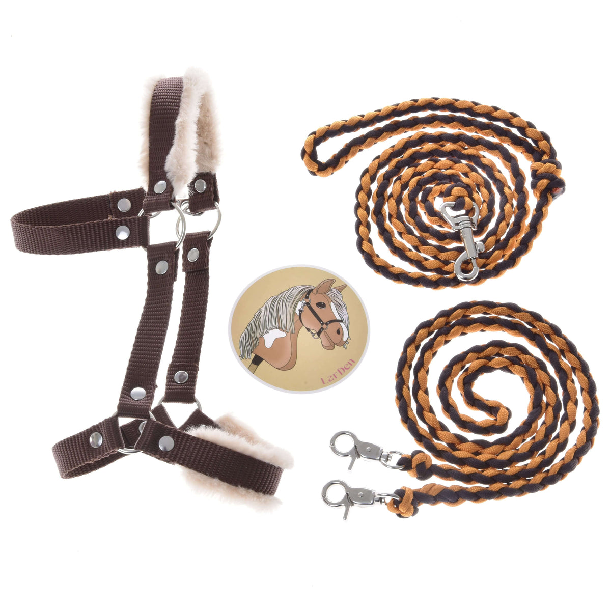 Set Perfect Combination Brown od Hobby Horse LarDen obsahuje hnedo-béžovú ohlávku s kožušinovým polstrovaním, dve pletené hnedo-žlté vodidlá s kovovými karabínami a okrúhly odznak Loyal s kresleným koňom – ideálne doplnky pre Hobby Horse.