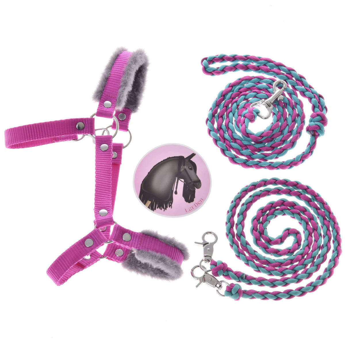 Set Perfect Combination Pink od Hobby Horse LarDen obsahuje ružovo-sivú ohlávku s kožušinovým polstrovaním, dve pletené modro-ružové vodidlá so striebornými karabínami a okrúhly odznak s čiernym koňom na ružovom podklade – ideálne doplnky pre Hobby Horse.