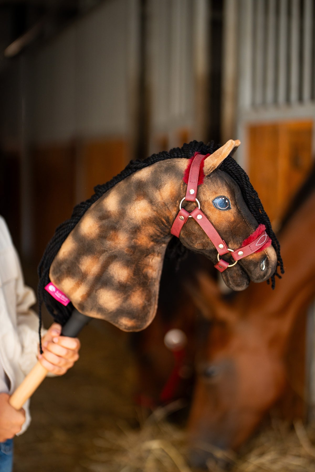 Hobby Horse Stormy s čiernou ohlávkou, s vínovou ohlávkou, čiernou priadzovou hrivou a hnedou plyšovou hlavou