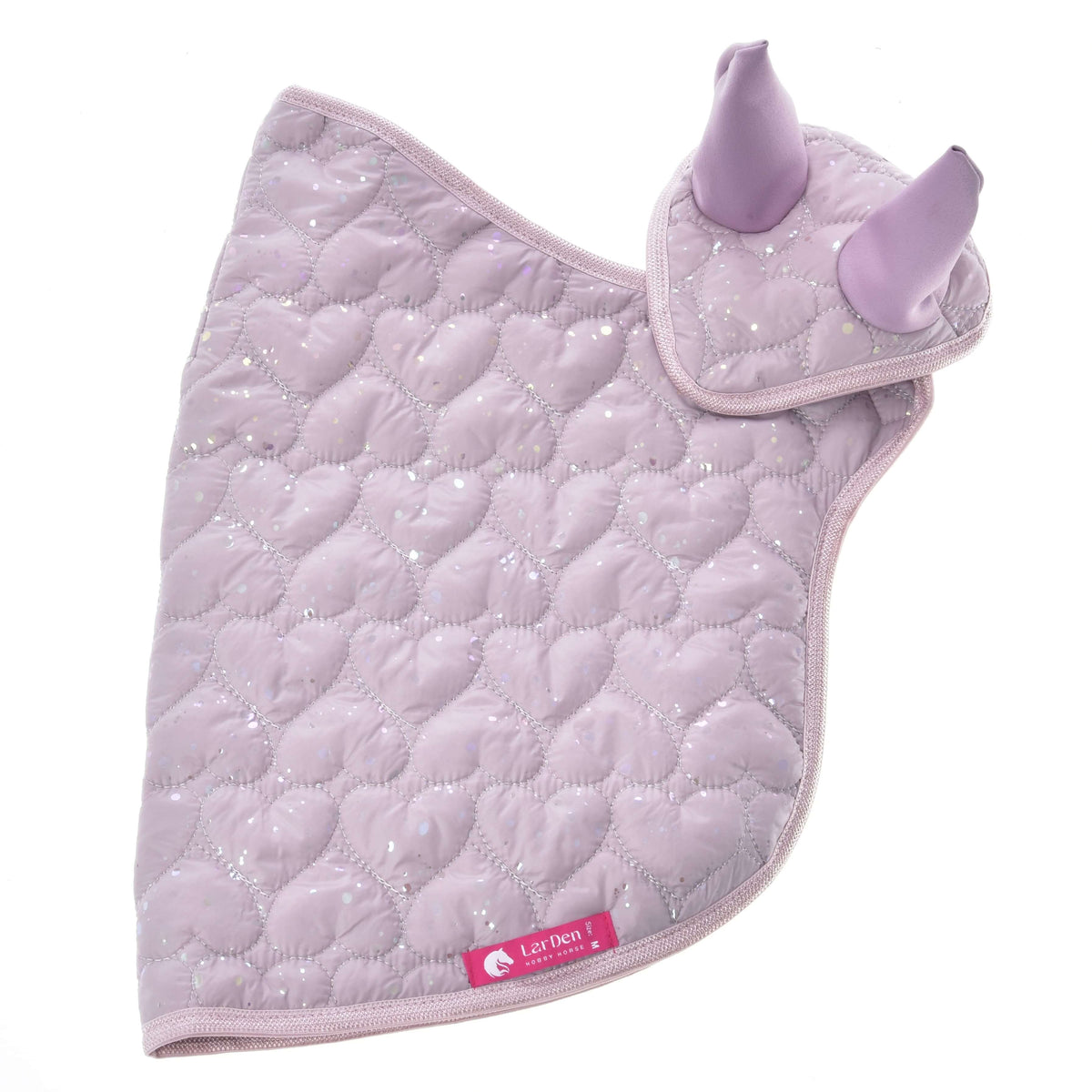 Set Sweetest Heart od Hobby Horse LarDen je svetlofialová čabraka s prešívaním do sŕdc, trblietavými detailmi, dvoma vztýčenými krytmi uší a ružovým štítkom Laz Dress — ideálna na kombináciu s tvojou obľúbenou dekou pre Hobby Horse.