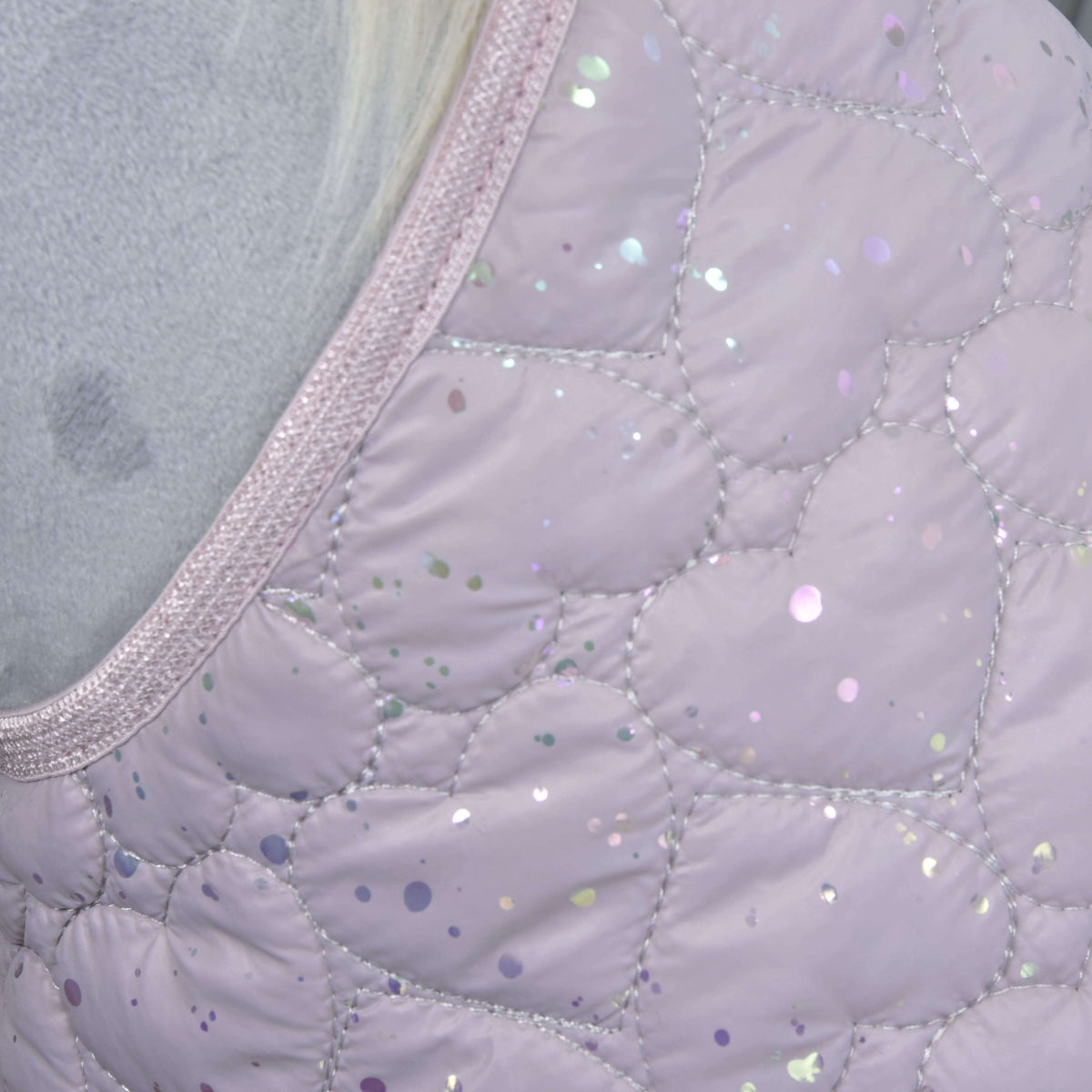 Detail prešívanej lesklej svetlofialovej látky s dúhovými flitrami a trblietavým lemom zo Set Sweetest Heart od Hobby Horse LarDen, pravdepodobne súčasť deky alebo čabraky navrhnutej na ochranu koňa.