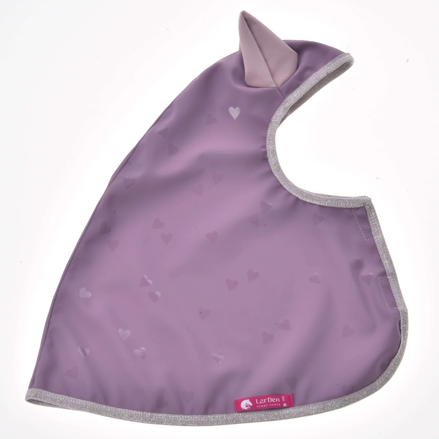 Pláštenka Sweetheart od Hobby Horse LarDen, levanduľový podbradník so srdiečkovým vzorom, sivým lemom, roztomilým látkovým uchom hore a ružovým štítkom s bielym textom – ideálna ako roztomilý doplnok pre Hobby Horse.