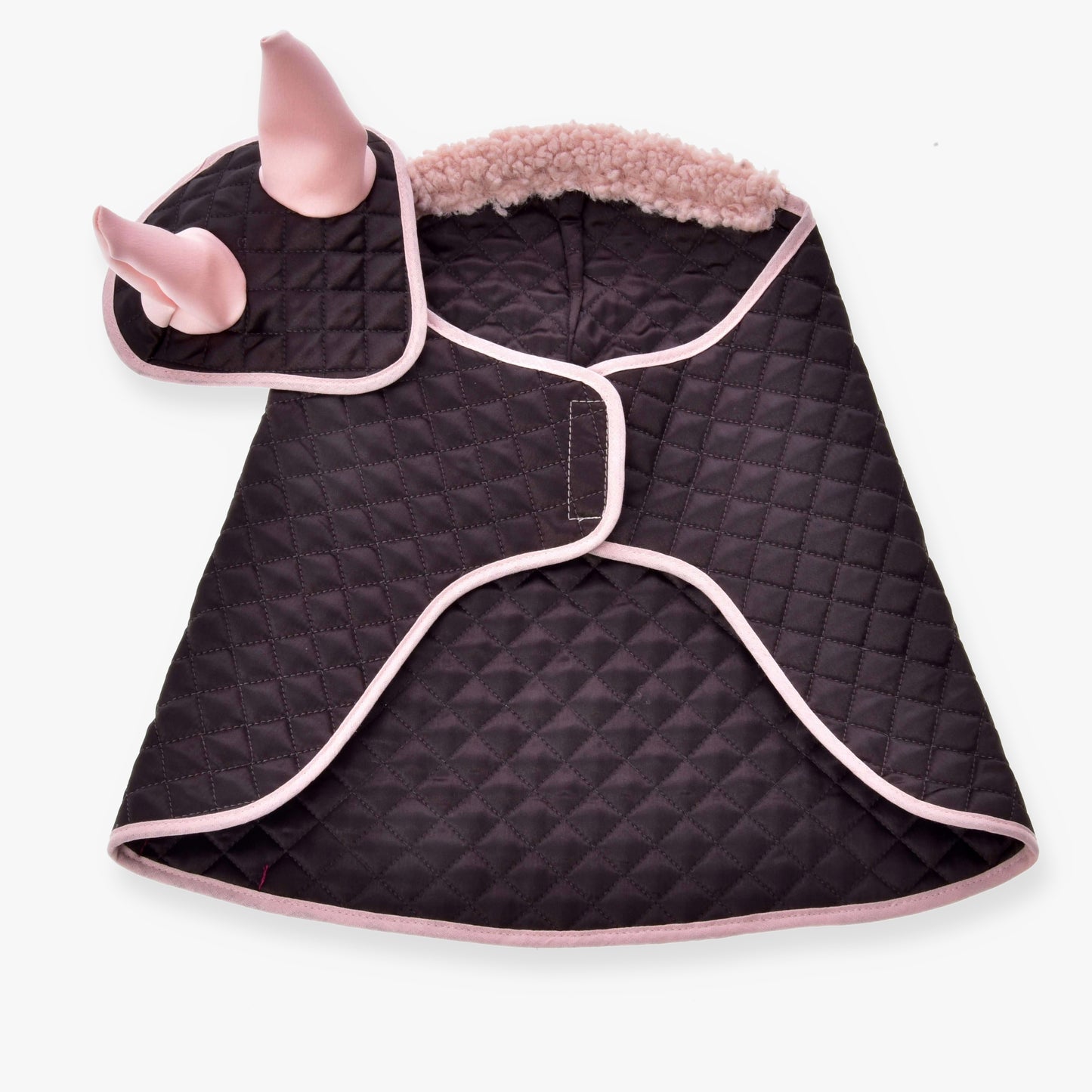 Set Thermo Sweety od Hobby Horse LarDen, prešívaný tmavohnedý kabátik pre maznáčikov so svetloružovým lemom, s kapucňou s jemne ružovými uškami, huňatým golierom a predným zapínaním, ideálny pre malých maznáčikov. Inšpirované konskou dekoráciou.