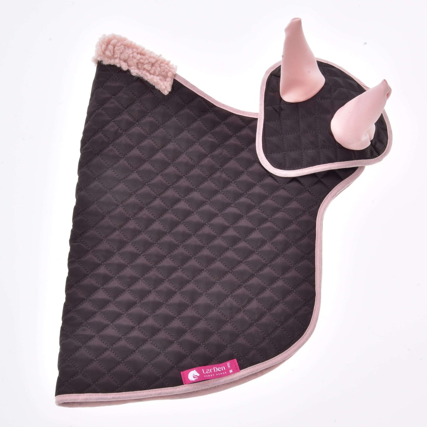 Set Thermo Sweety od Hobby Horse LarDen, čierna prešívaná podsedlová dečka so svetloružovým lemom a ladiacou čabrakou s ružovými krytmi uší, ideálna na dekoráciu koňa alebo Hobby Horse. Zobrazené na bielom pozadí s ružovým štítkom s logom.