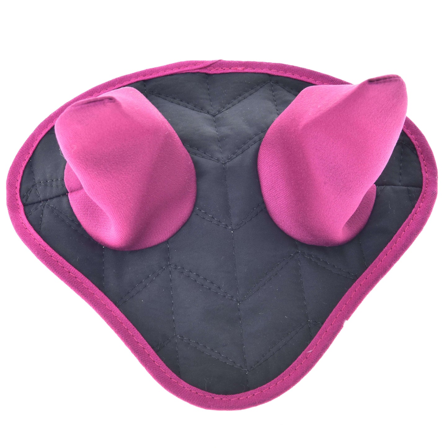 Set Thermo čierny s kožúškom od Hobby Horse LarDen ako čierna prešívaná čabraka s jasne ružovým lemom a dvoma špicatými ružovými polstrovanými ušami, ideálny pre tvoj Hobby Horse.