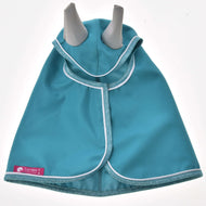 Pláštenka Turquoise od Hobby Horse LarDen so svetlomodrým lemom, bielou paspulkou a ružovým štítkom značky na ľavom dolnom okraji. Predvádza ju šteňa so vztýčenými ušami, je to ideálna pláštenka pre štýlových psov.