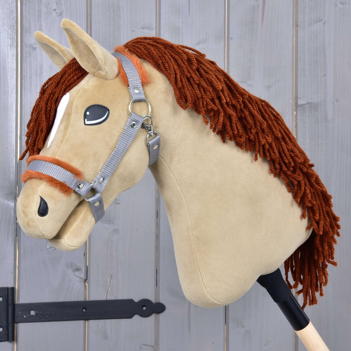 Hobby Horse Oliver s čiernou ohlávkou + ohlávkou s barančekom ZADARMO od Hobby Horse LarDen, s béžovou plstenou hlavou, hnedou hrivou z priadze, sivou uzdečkou a rukoväťou z drevenej tyče, zachytáva podobu oldenburského žrebca.