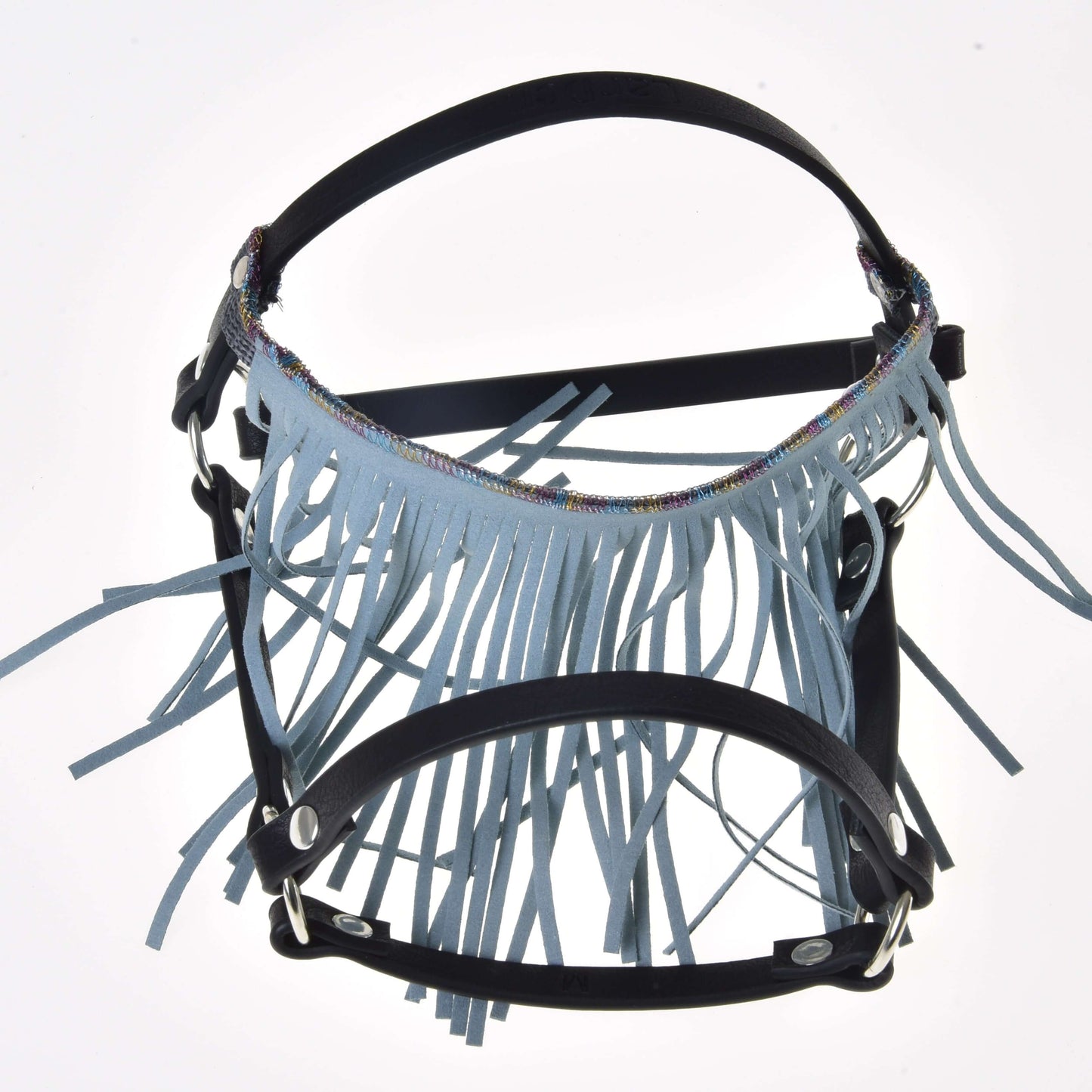 Ohlávka černá s třásněmi tyrkys light od Hobby Horse LarDen má černou kůži, světle modré třásně a stříbrné kování – ideální pro hobby horse nebo jako stylový doplněk do každé sbírky.