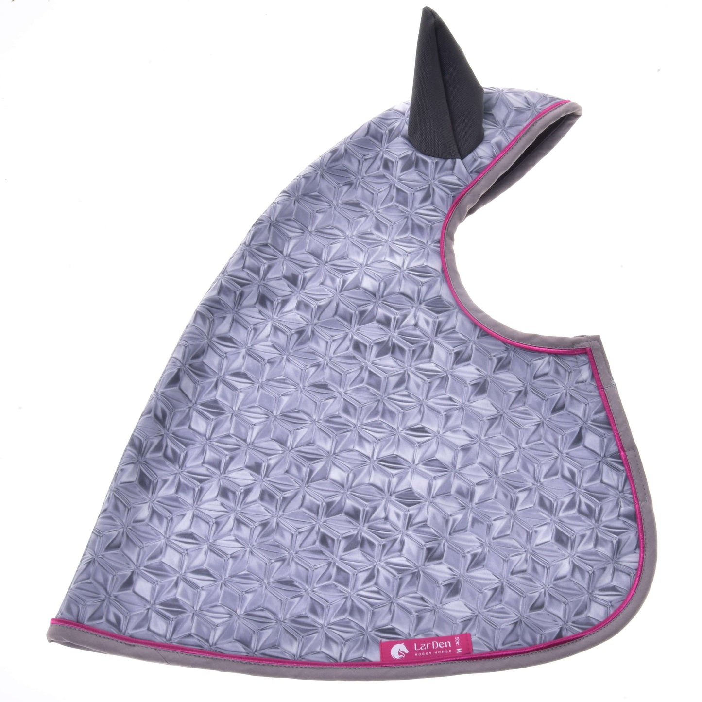 Pláštěnka Valentine od Hobby Horse LarDen je šedá prošívaná čabraka s geometrickým vzorem, tmavě šedýma ušima a okrajem s růžovým lemováním. Spodní část zdobí malý růžový štítek s textem. Zobrazená na bílém pozadí.
