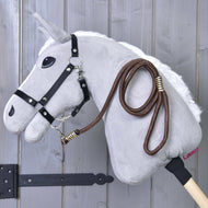 Hobby Horse - vodítko Vivaldi od Hobby Horse LarDen zavěšené na dřevěném nástěnném držáku na pozadí šedého dřeva.
