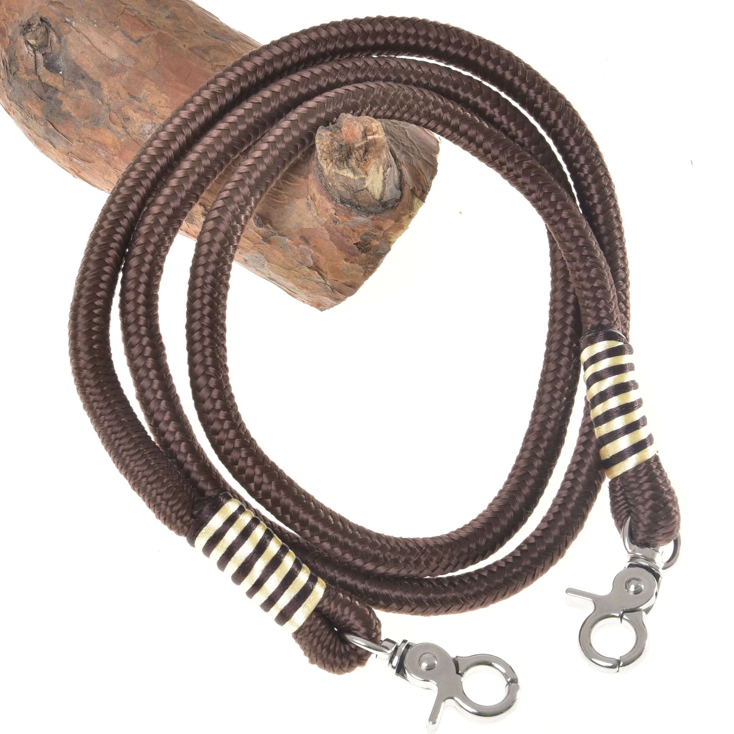 Opraty Vivaldi od Hobby Horse LarDen, stočené hnedé povrazové opraty z polypropylénu s kovovými karabínami na oboch koncoch, zdobené čiernou, bielou a zlatou farbou, ideálne ako štýlové ručne vyrábané opraty pre Hobby Horse.