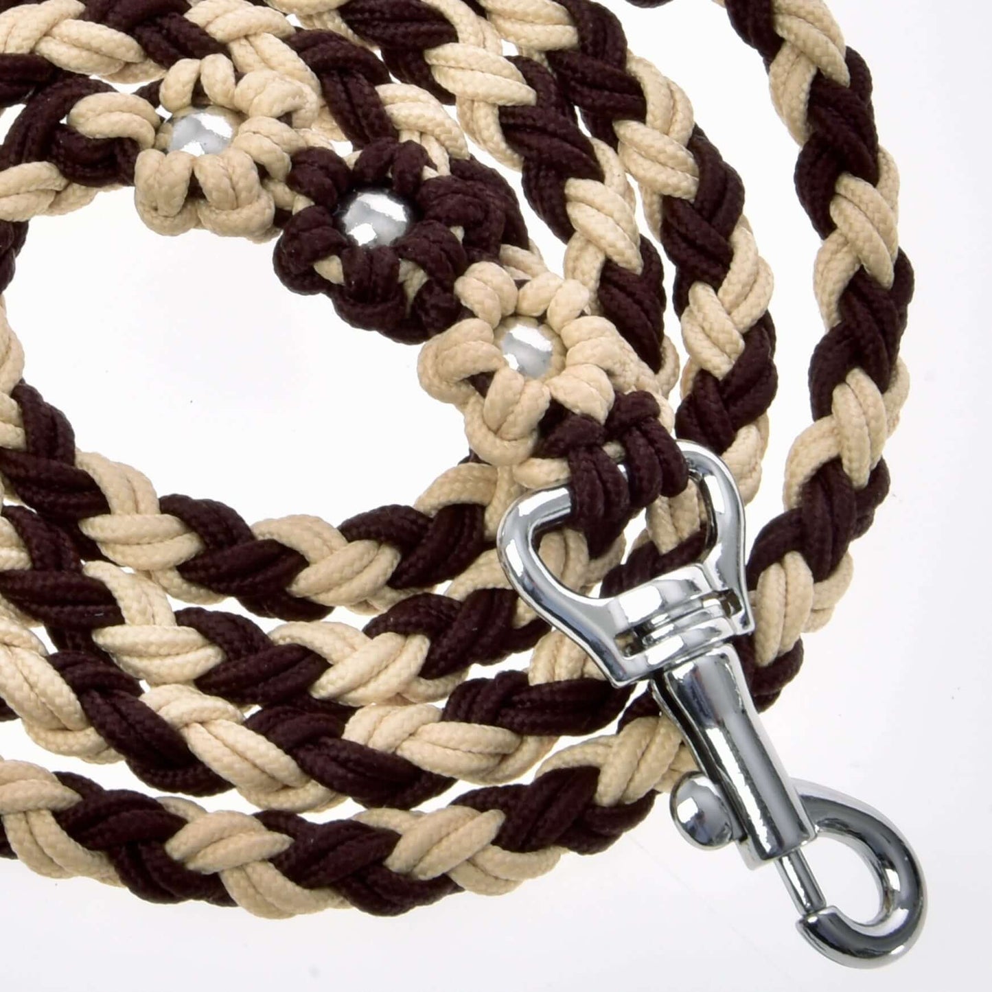 Hobby Horse - vodidlo Bloom Brown od Hobby Horse LarDen s krútenými pletenými prameňmi v béžovej a hnedej farbe a lesklou kovovou karabínou, ideálne na vedenie alebo lonžovanie, na bielom pozadí.
