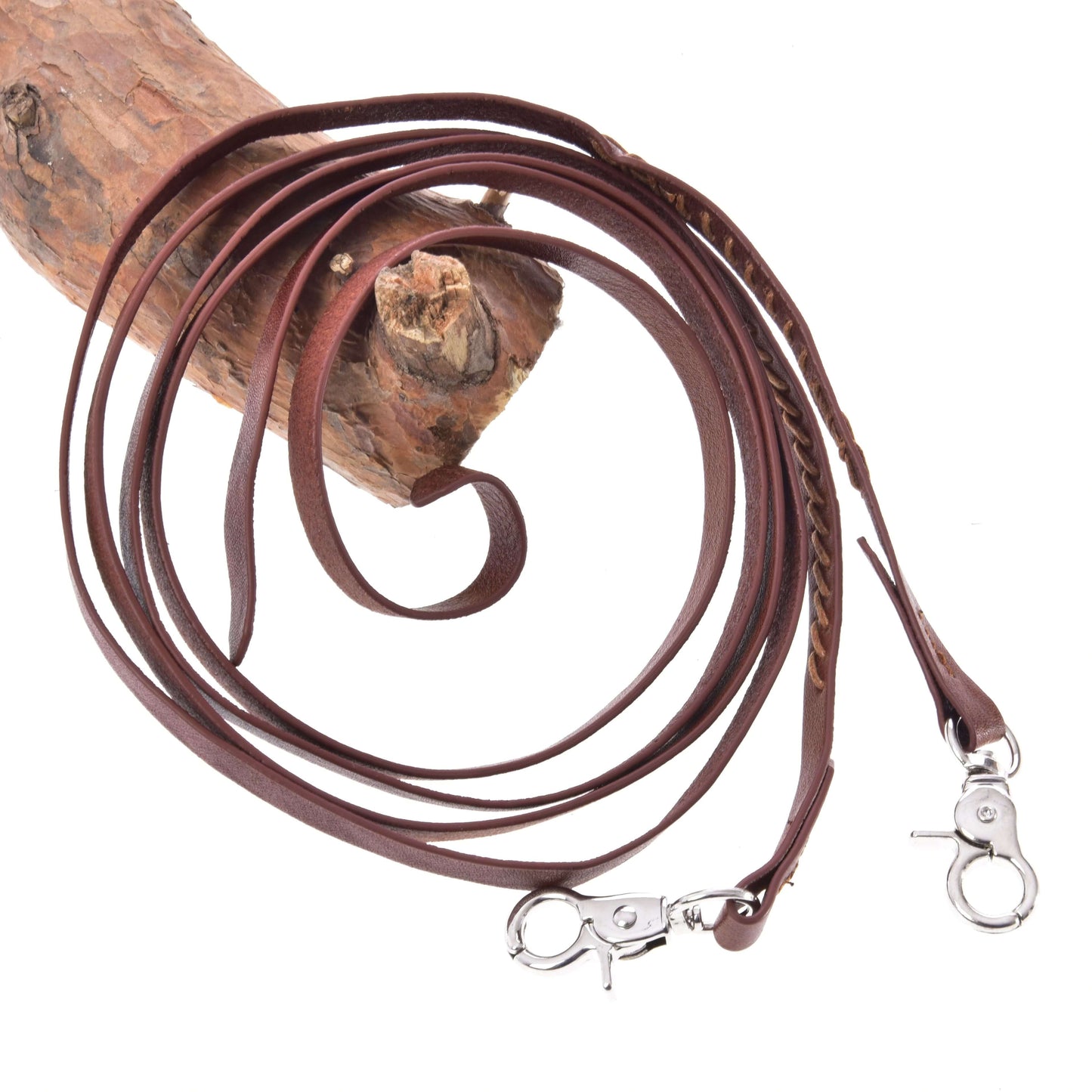 Westernové opraty Dark Brown od Hobby Horse LarDen so stočeným dizajnom a kovovými klipmi na oboch koncoch, vystavené na dreve na bielom pozadí.