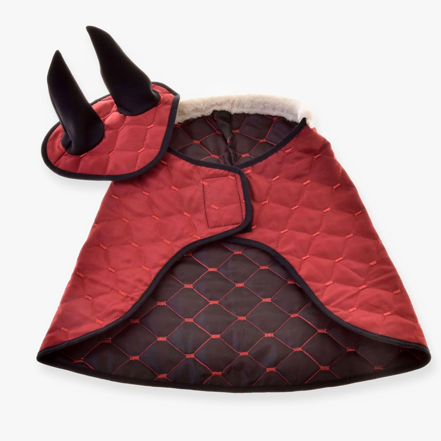 Set Thermo Bordeaux (čabraka + deka) od Hobby Horse LarDen obsahuje červeno-čiernu prešívanú deku s umelou kožušinou a ladiacu kapucňu s dvoma veľkými čiernymi rohmi, zobrazené na bielom pozadí.