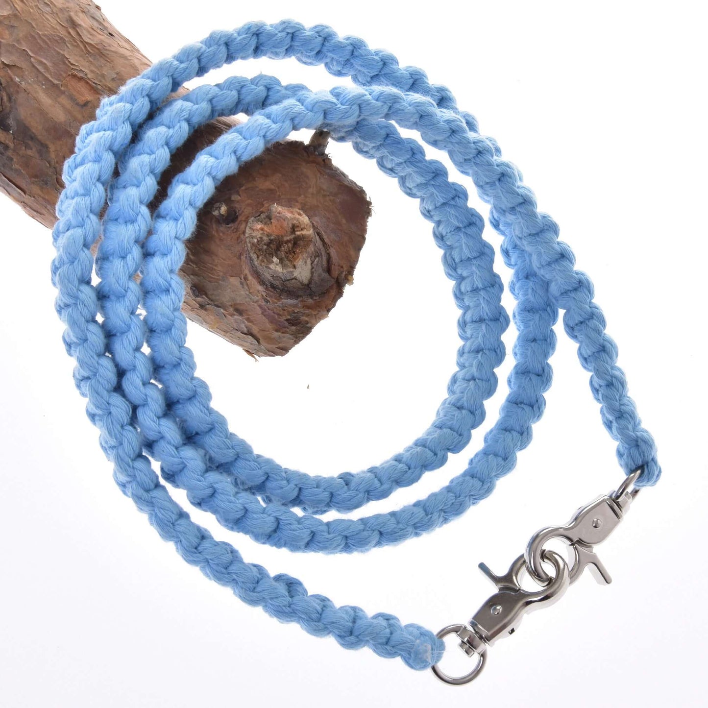 Povrazový set Cotton Blue (veľ. M) od Hobby Horse LarDen obsahuje modré bavlnené pletené vodidlo s kovovou karabínou, stočené na vetve stromu – ideálne na kombináciu s tvojou ručne vyrábanou ohlávkou alebo doplnkami pre Hobby Horse.