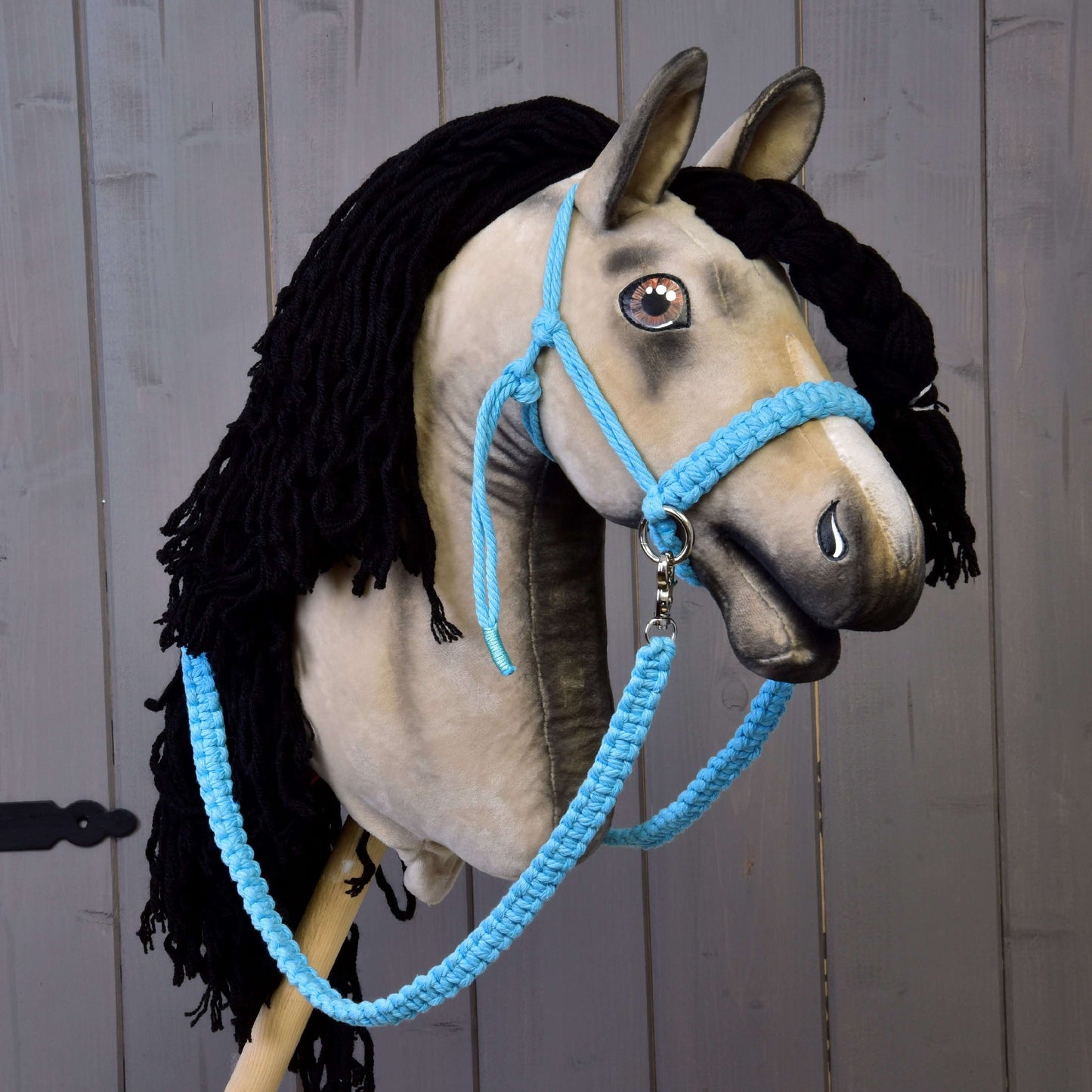 Povrazový set Cotton Blue (veľ. M) od Hobby Horse LarDen s ručne vyrábaným Hobby Horse so sivou tvárou, čiernou priadzovou hrivou a modrou bavlnenou ohlávkou na drevenej tyči – perfektný na doplnenie akejkoľvek kolekcie Hobby Horse.