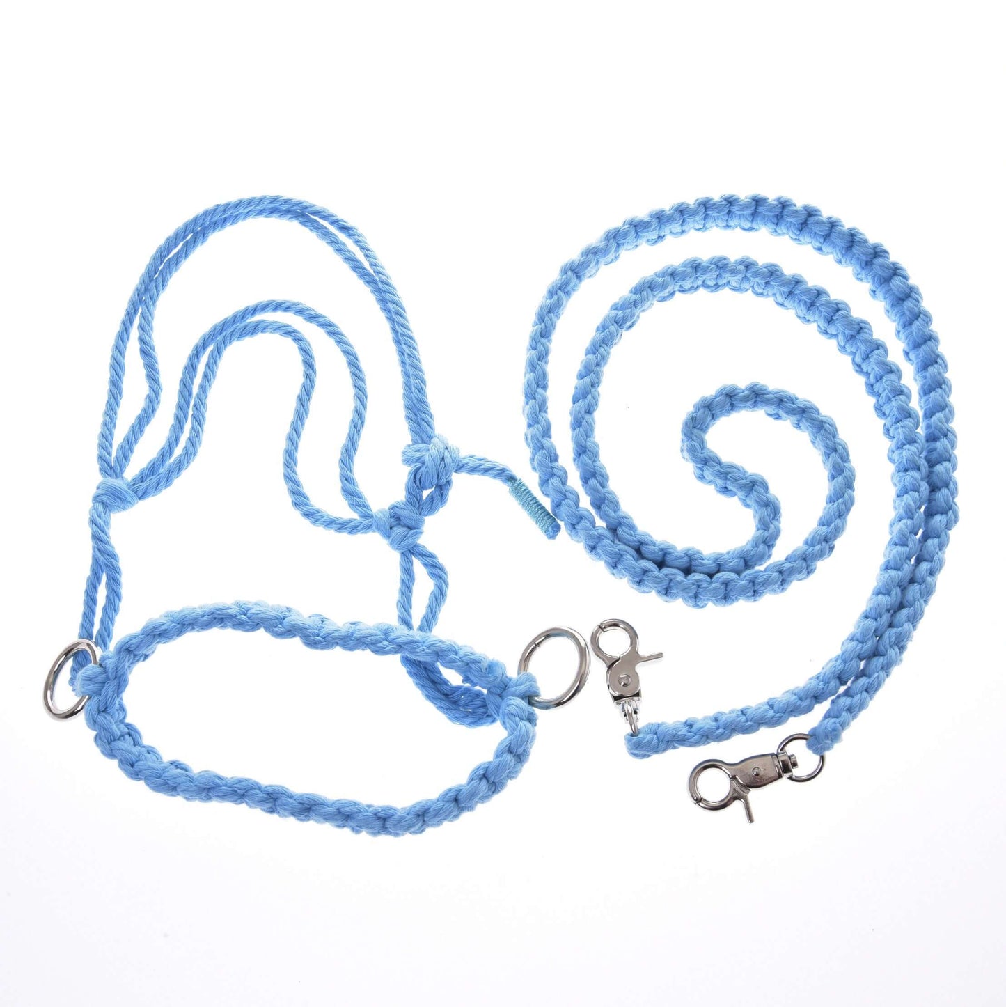 Povrazový set Cotton Blue (veľ. M) od Hobby Horse LarDen obsahuje svetlomodré pletené bavlnené vodidlo s kovovými karabínami a krúžkami, usporiadané do slučiek a špirál – ideálne pre ručne vyrábané ohlávky alebo povrazové sety pre Hobby Horse.