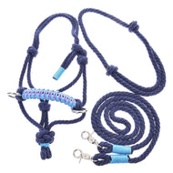 Provazový set Dark Blue od Hobby Horse LarDen obsahuje tmavě modrou provazovou ohlávku se světle modrými akcenty, stříbrnými kovovými kroužky a ladící vodicí šňůrou s kovovými karabinami – ideální jezdecké vybavení pro nadšence.