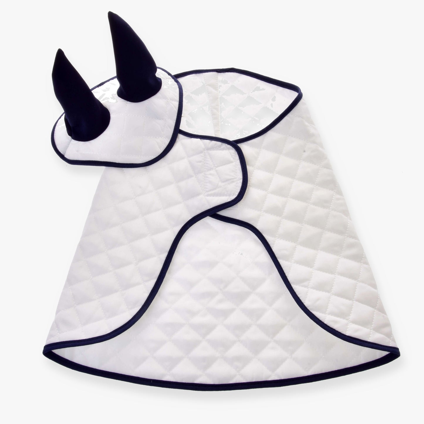 Set Thermo White (čabraka + deka) od Hobby Horse LarDen obsahuje bielu prešívanú deku s tmavým lemovaním v tvare plášťa a ladiacu čabraku s dvoma vztýčenými čiernymi rohmi.