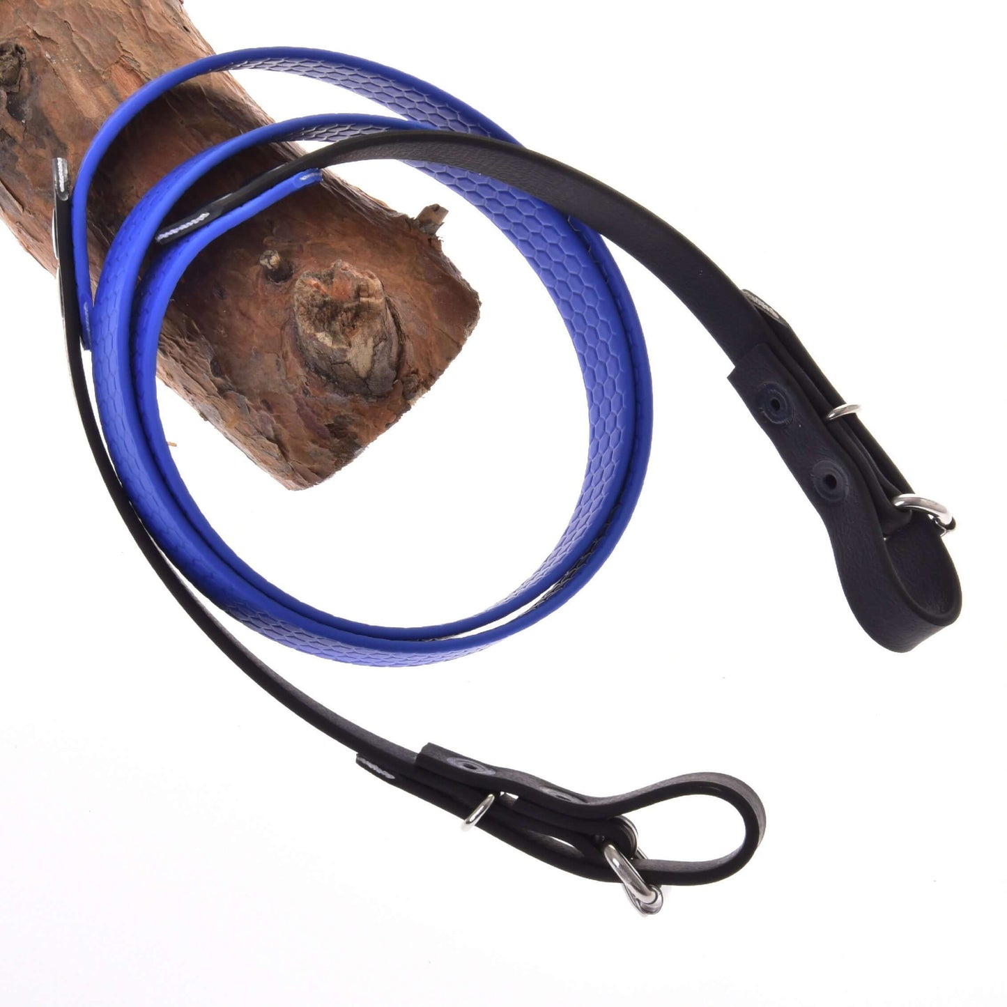 Otěže pogumované modré od Hobby Horse LarDen s kovovými karabinami a přezkami na obou koncích, omotané kolem dřeva na bílém pozadí.