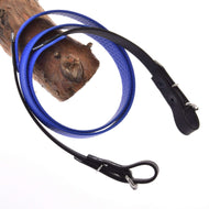 Otěže pogumované modré od Hobby Horse LarDen s kovovými karabinami a přezkami na obou koncích, omotané kolem dřeva na bílém pozadí.