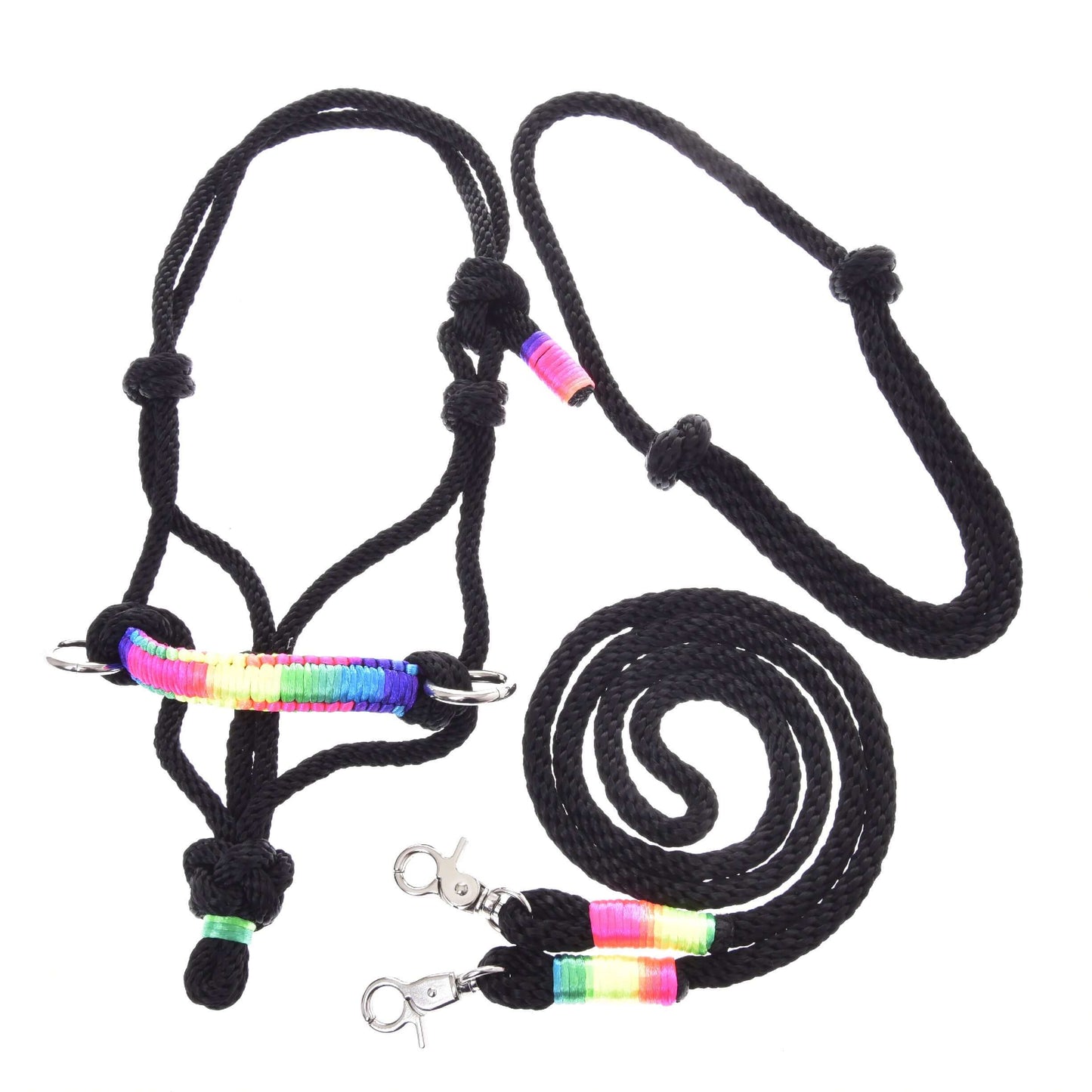 Povrazový set Dúha od Hobby Horse LarDen obsahuje čiernu ohlávku a vodidlo s dúhovými akcentmi z nite a kovovými karabínami, ideálny pre aktivity s Hobby Horse, zobrazený na bielom pozadí.