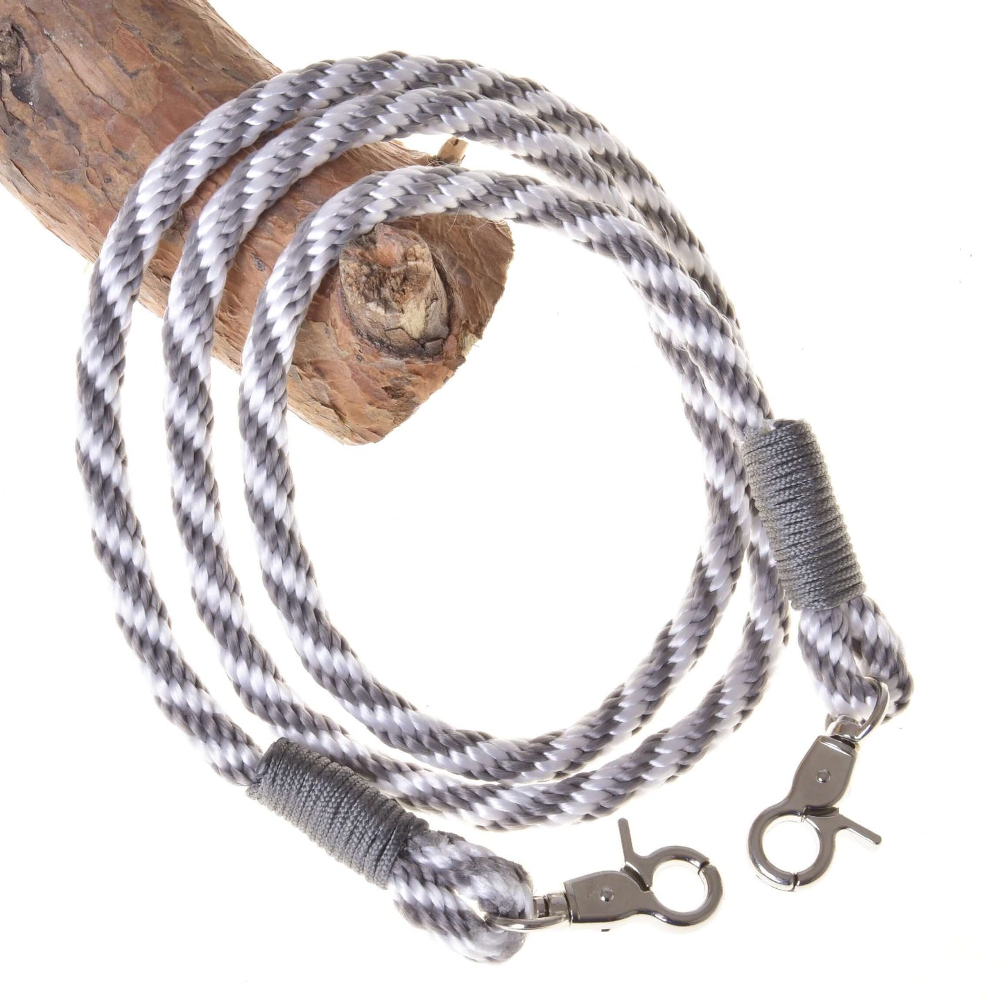 Hobby Horse - opraty so strieborným prúžkom od Hobby Horse LarDen s ručne krúteným sivo-bielym polypropylénovým lanom, kovovými klipmi na oboch koncoch a spevnenými koncami – ideálne ako opraty pre Hobby Horse alebo pre kreatívne projekty.