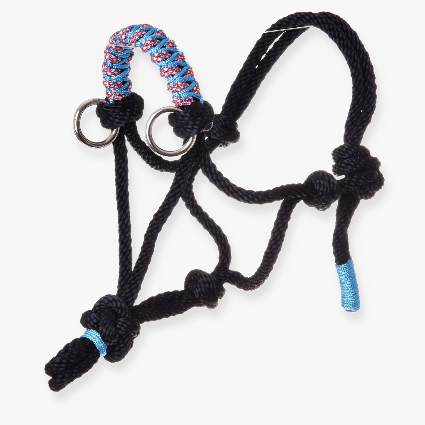 Parelka Summer od Hobby Horse LarDen, čierny konský doplnok s modrým a červeným výpletom na nánosníku, modrými detailmi na podbradnej časti a zaväzovacích koncoch, s kovovými krúžkami na pripnutie.