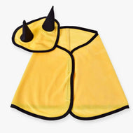 Set Yellow (čabraka+deka) (veľ. M) od Hobby Horse LarDen v sýto žltej farbe s čierne lemovanými detailmi, ideálny ako hravý kostým pre deti, maznáčikov alebo ako nápaditá čabraka pre tvoj Hobby Horse.